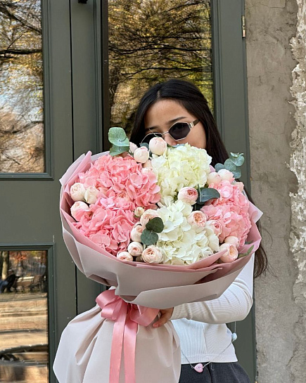 Сборный букет из кустовых роз и гортензий с доставкой по Астане