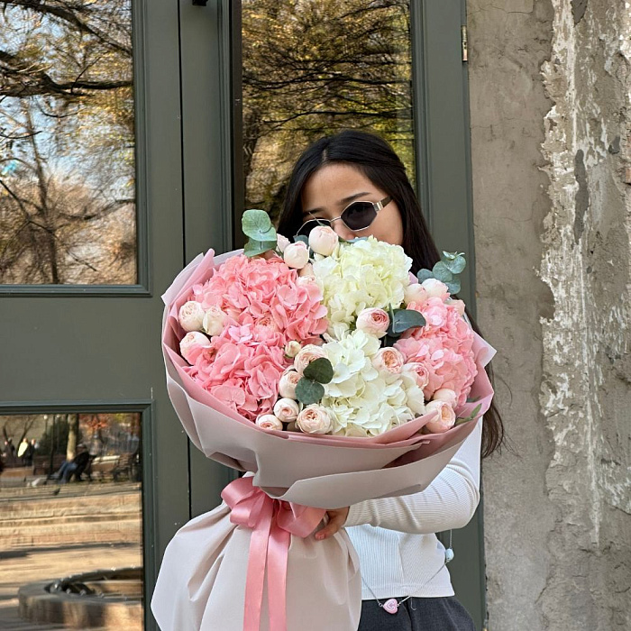 Сборный букет из кустовых роз и гортензий