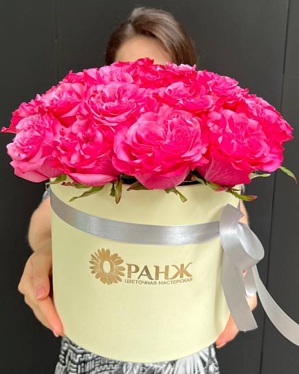 Букет из 25 пионовидных розовых роз в коробке  с доставкой по Астане