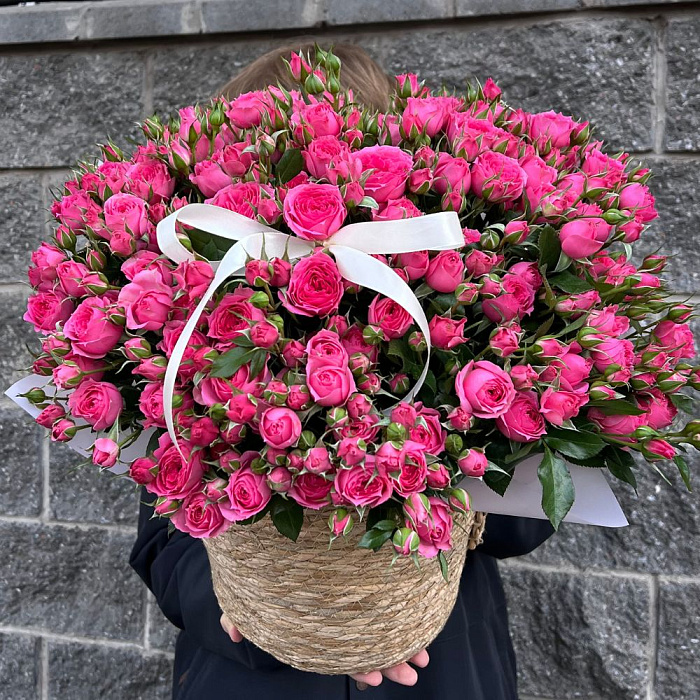 Букет из кустовых роз в корзине кашпо