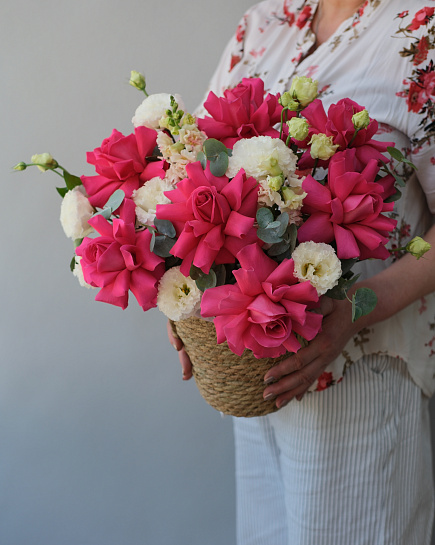 Розы и эустома в корзине  с доставкой по Астане