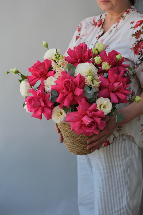 Розы и эустома в корзине 