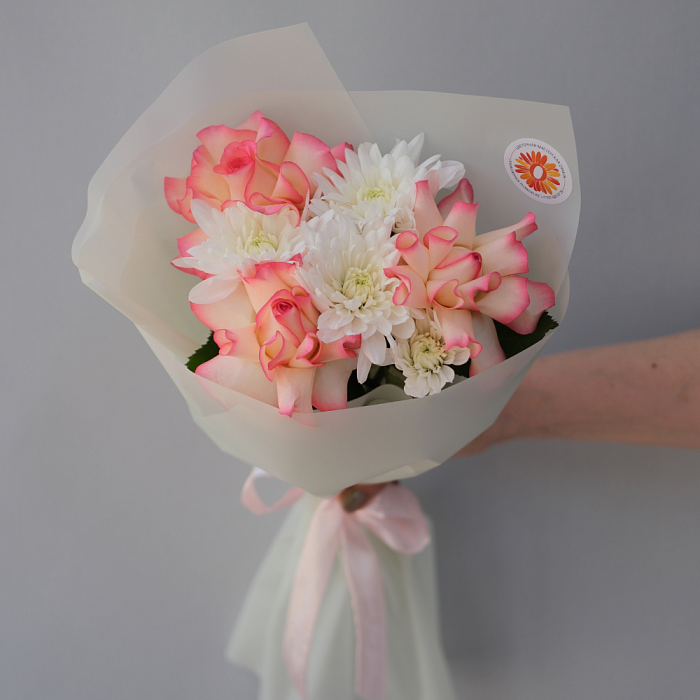 Букет из кустовых хризантем и роз