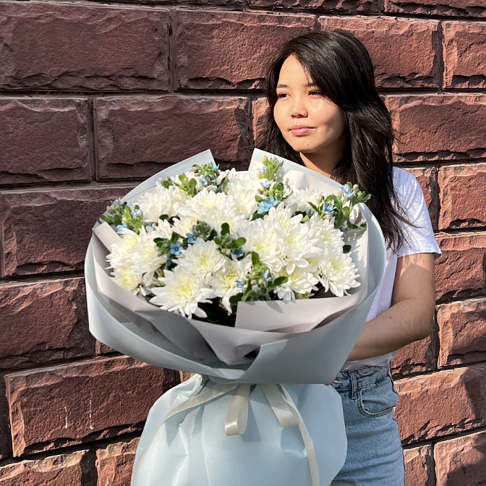 Букет из кустовых хризантем и твидий