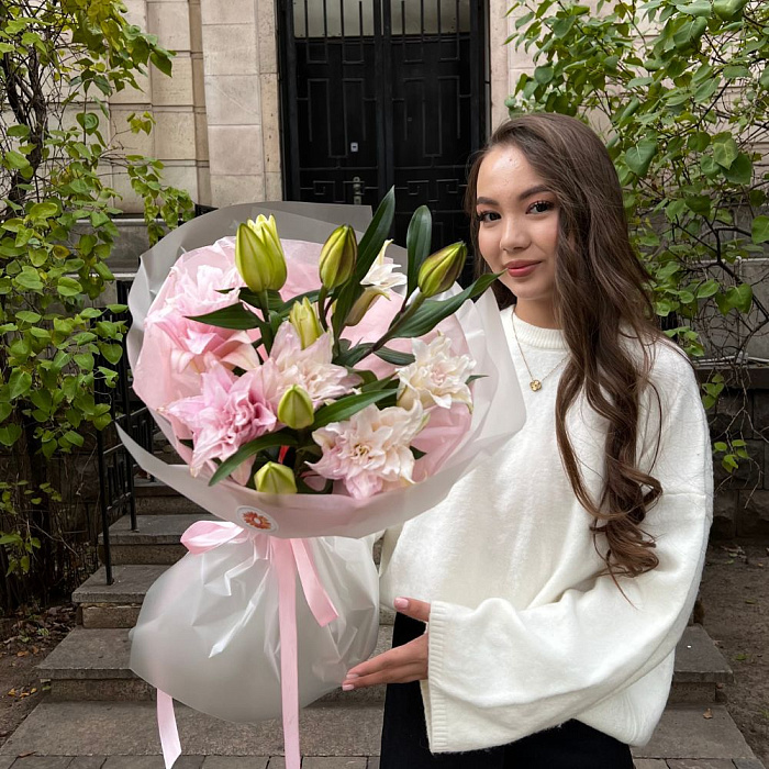 Букет из 3 пионовидных лилий